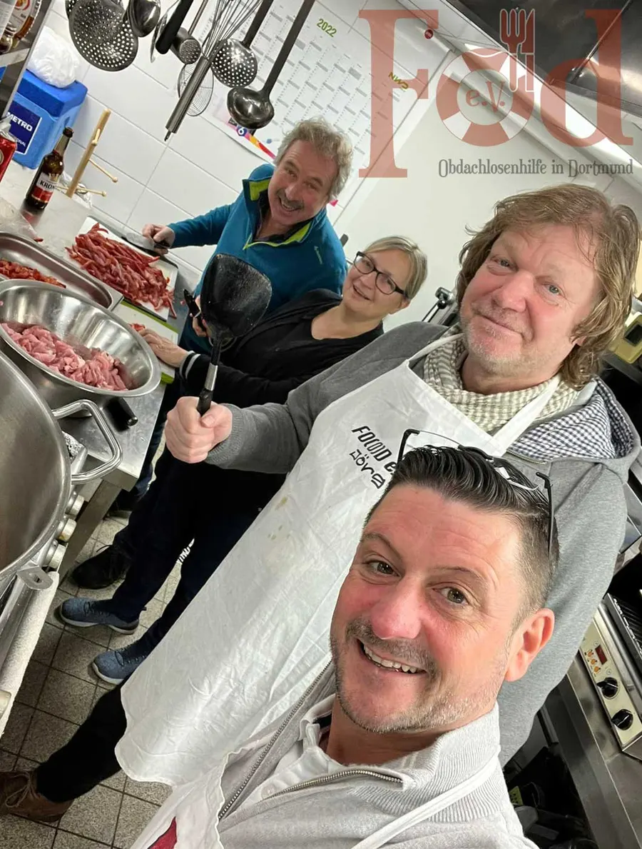 Ehrenamtliche von FOD e.V. beim gemeinsamen Kochen